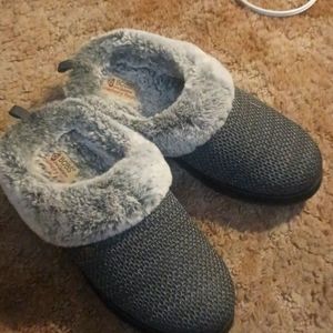Women's Size nine slippers,Bobs memory foam sketchers.